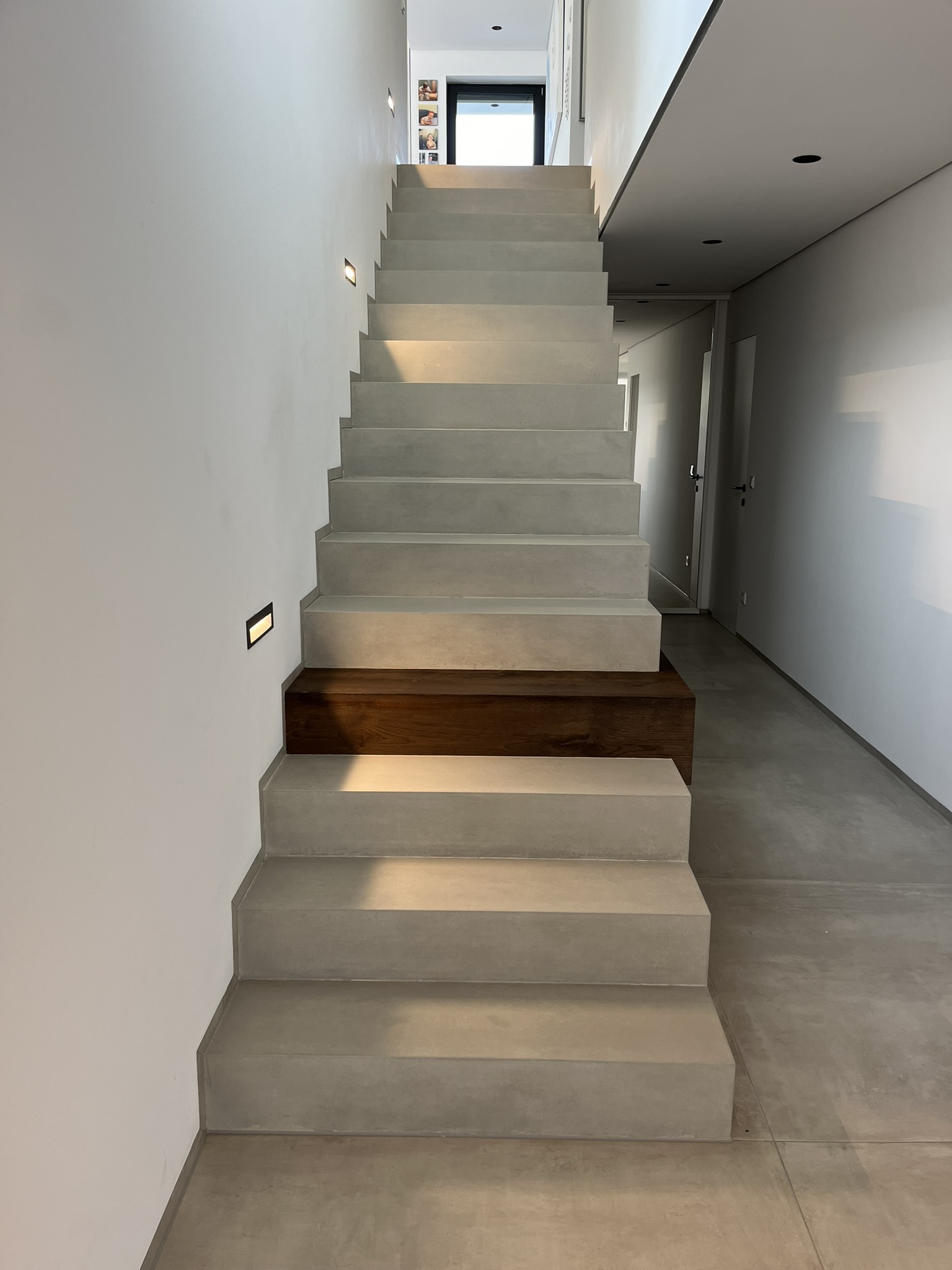 Sichtbeton Treppe mit Holzstufe in braun – Angleichung & Finish durch Betonkosmetik